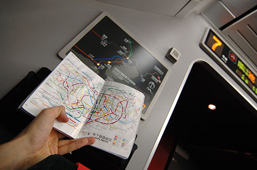 vlak Narita Express a schematická mapa vlaky plus metro